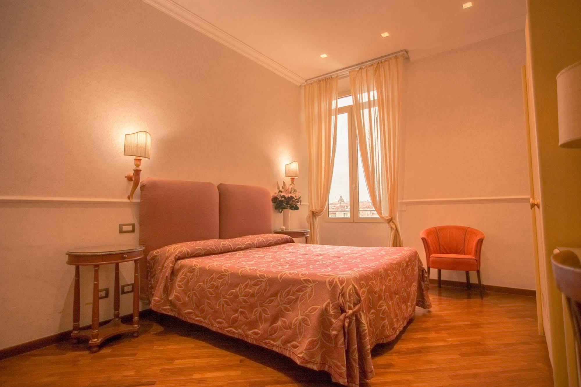 Hotel Aurora Florenţa Cameră foto